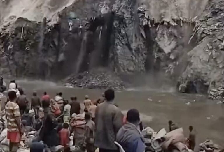 Lire la suite à propos de l’article RDC : 32 morts dans l’effondrement d’un pont dans une mine, un ministre échappe ensuite à un crash d&rsquo;avion