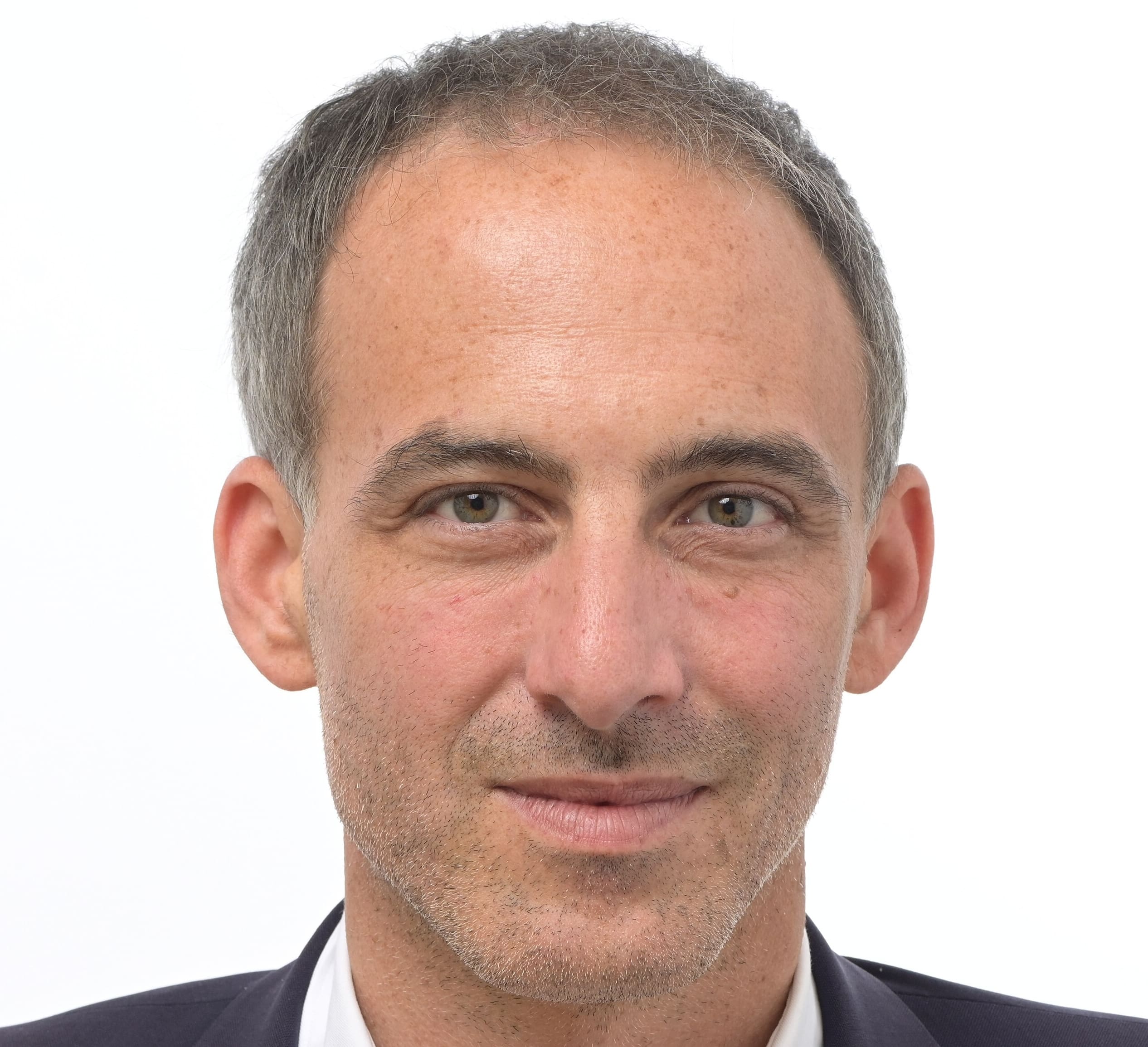 You are currently viewing Raphaël Glucksmann : débat raté, doutes au PS et pression accrue avant 2027