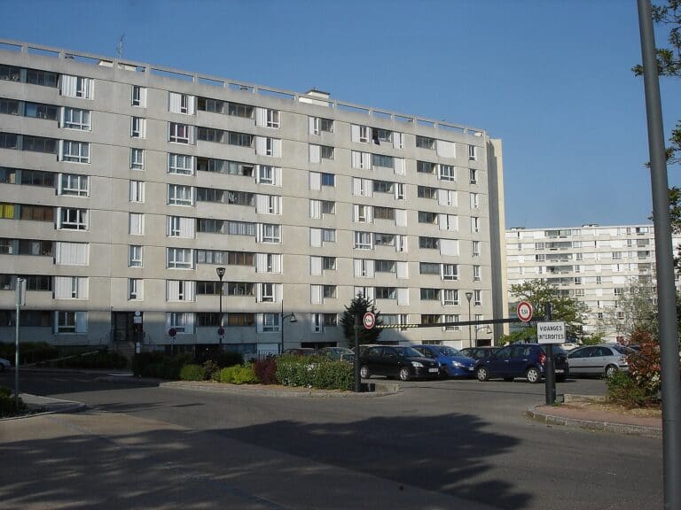 Lire la suite à propos de l’article Rillieux-la-Pape : un clip de rap illégal tourne au drame et provoque l’incendie d’un immeuble