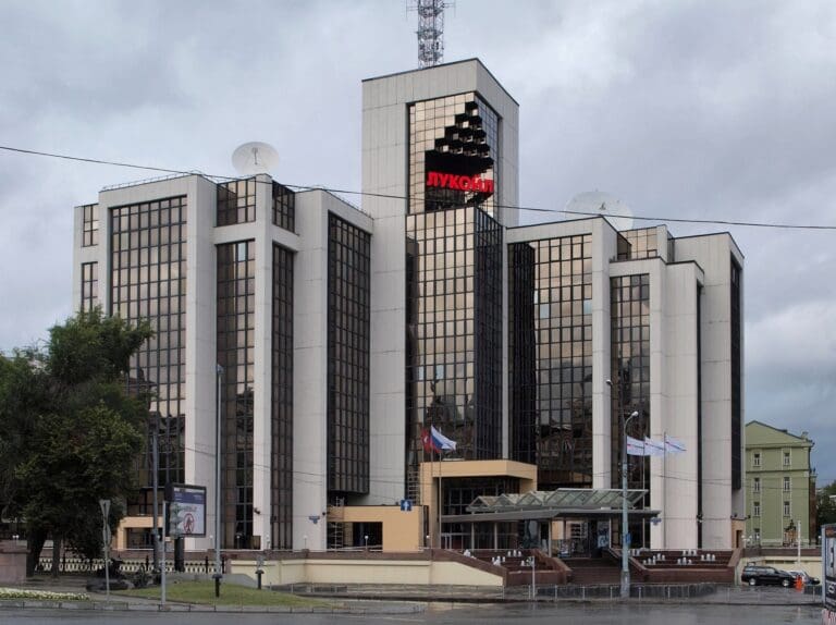 Lire la suite à propos de l’article Sanctions : Washington bloque le rachat des actifs de Lukoil par Gunvor, accusée d’être une « marionnette du Kremlin »