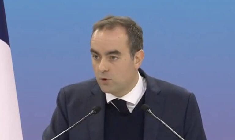 Lire la suite à propos de l’article Sébastien Lecornu promet de simplifier la vie des maires mais évite soigneusement la question des économies