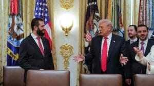 Lire la suite à propos de l’article Syrie–États-Unis : l’ex-chef jihadiste devenu président Ahmad al-Chareh reçu par Donald Trump à Washington