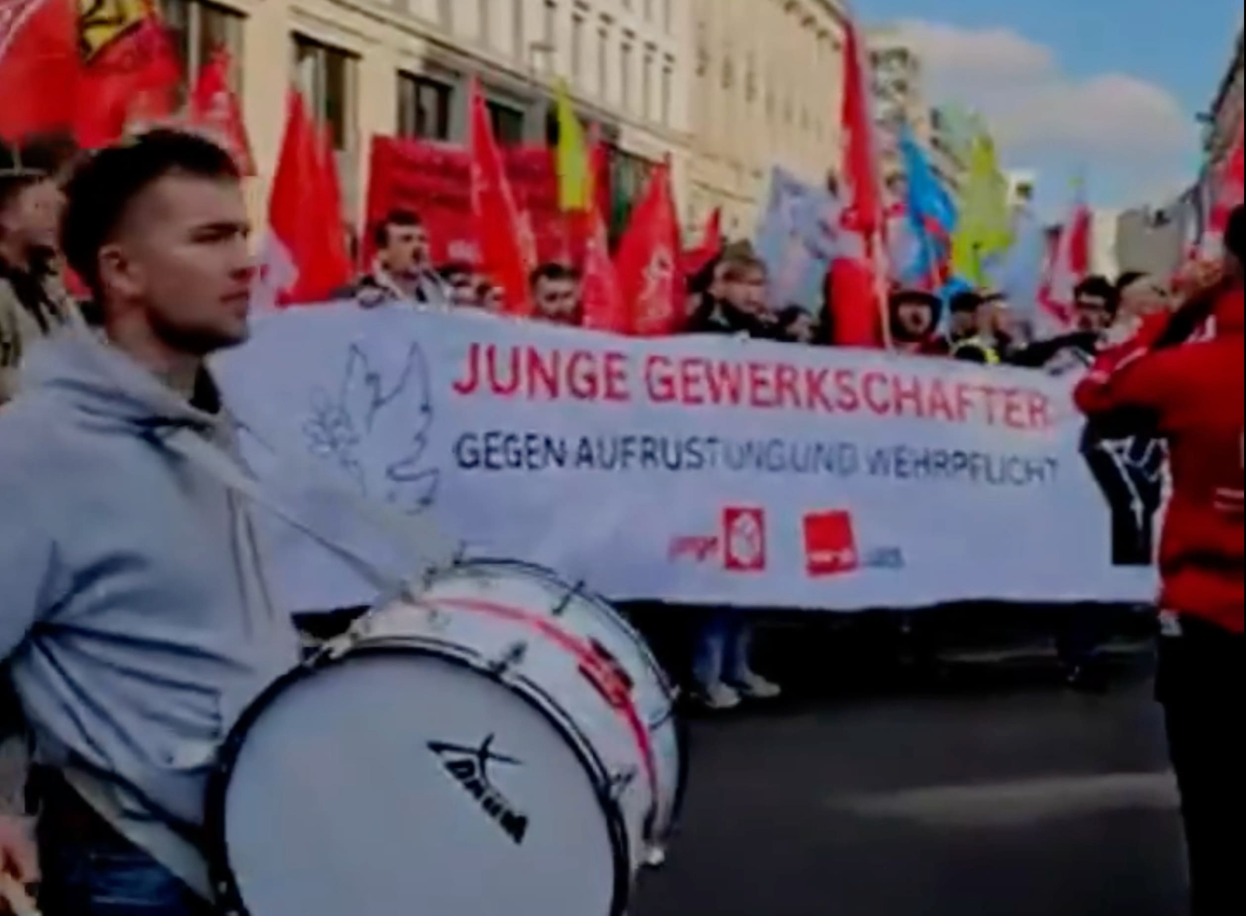 You are currently viewing Allemagne : une mobilisation record de 50 000 jeunes contre le service militaire volontaire et le réarmement