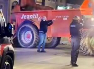 Lire la suite à propos de l’article Auch : des policiers mettent en joue un manifestant lors d’une mobilisation nocturne des agriculteurs
