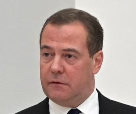 Lire la suite à propos de l’article Avoirs russes gelés : Medvedev brandit un « casus belli » contre l’UE et menace Bruxelles