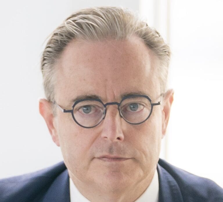 Lire la suite à propos de l’article Avoirs russes : le Parlement belge applaudit Bart De Wever pour son refus de transférer les fonds à l’UE