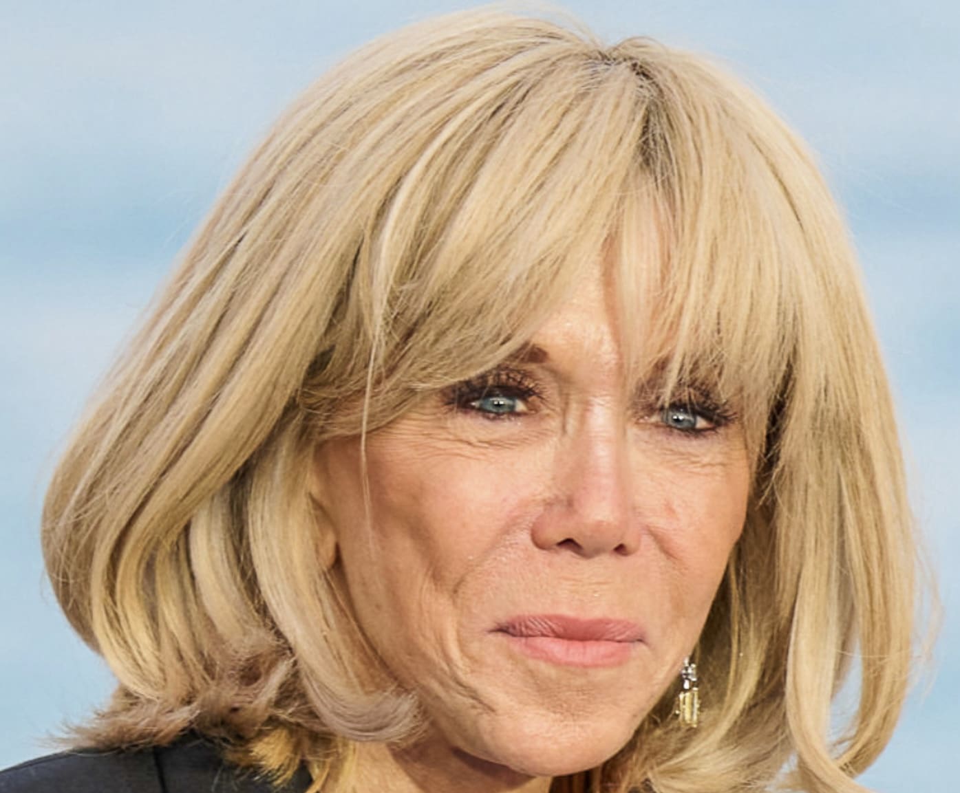 You are currently viewing Brigitte Macron : polémique après une invective visant des militantes féministes aux Folies Bergère