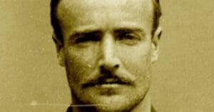 Lire la suite à propos de l’article Chroniques du futur : le destin énigmatique de Paul Dienach, entre coma, voyage temporel et mythe maçonnique