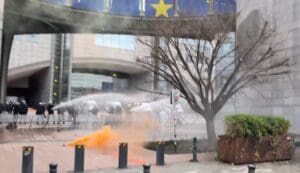 Lire la suite à propos de l’article Colère agricole à Bruxelles : heurts devant le Parlement européen contre l’accord UE-Mercosur