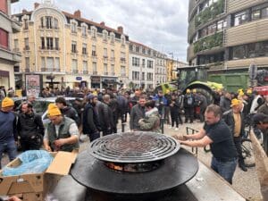 Lire la suite à propos de l’article Colère agricole à Roanne: la mobilisation contre la dermatose nodulaire et le Mercosur prend une ampleur inédite