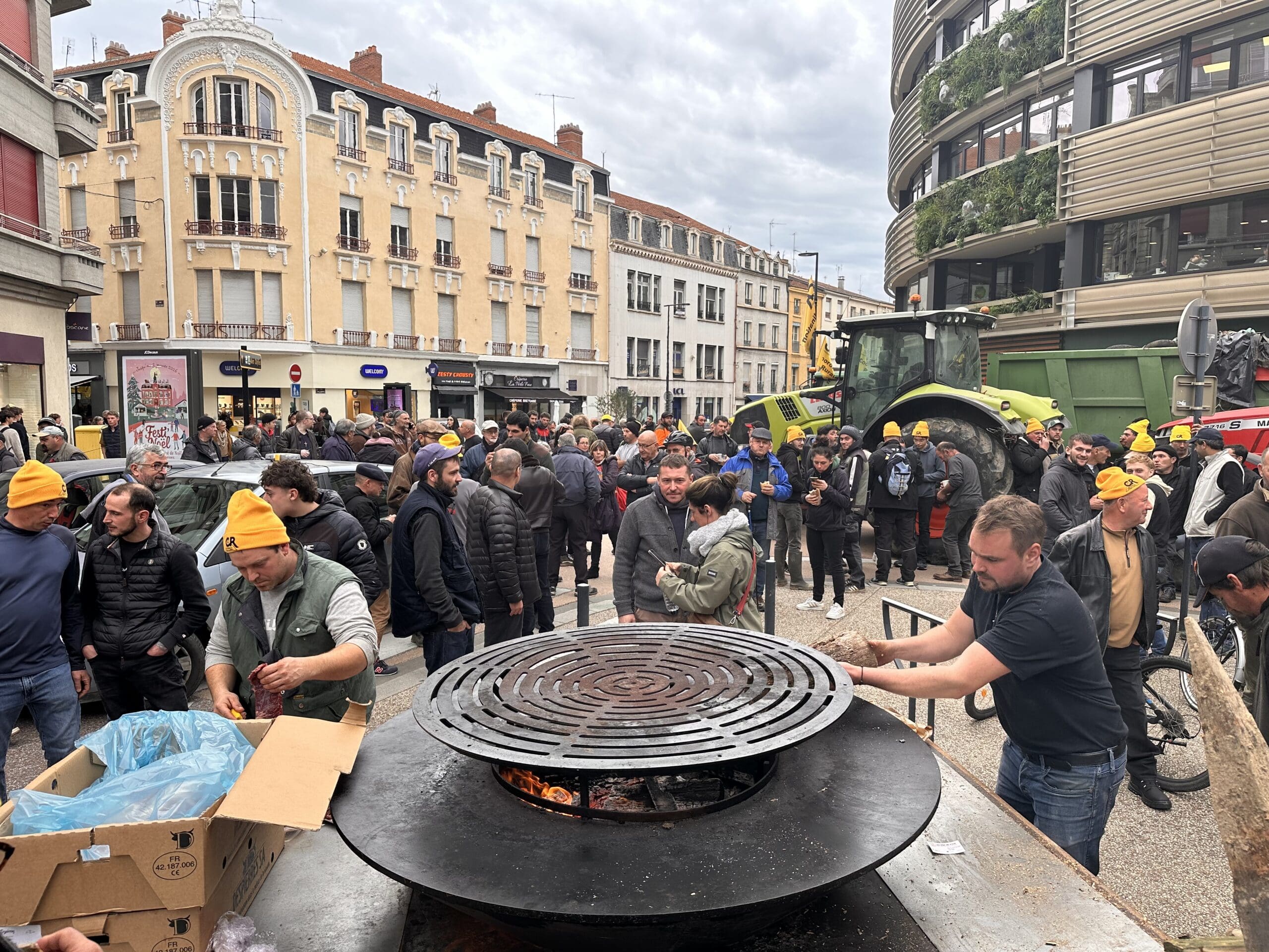 You are currently viewing Colère agricole à Roanne: la mobilisation contre la dermatose nodulaire et le Mercosur prend une ampleur inédite