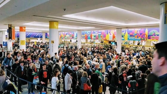 You are currently viewing États-Unis : vers une surveillance accrue des voyageurs avec l’obligation de dévoiler cinq ans d’activité sur les réseaux sociaux