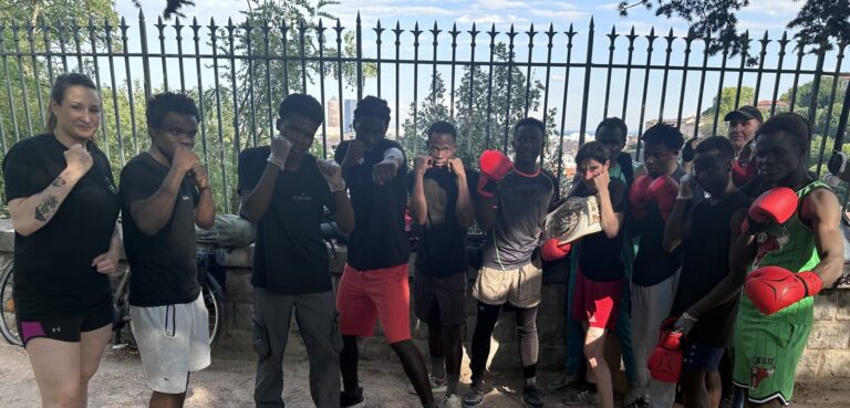 Lire la suite à propos de l’article Lyon : La Boxe populaire Croix-Rousse salue l’action du père Mouterde en faveur des mineurs non accompagnés