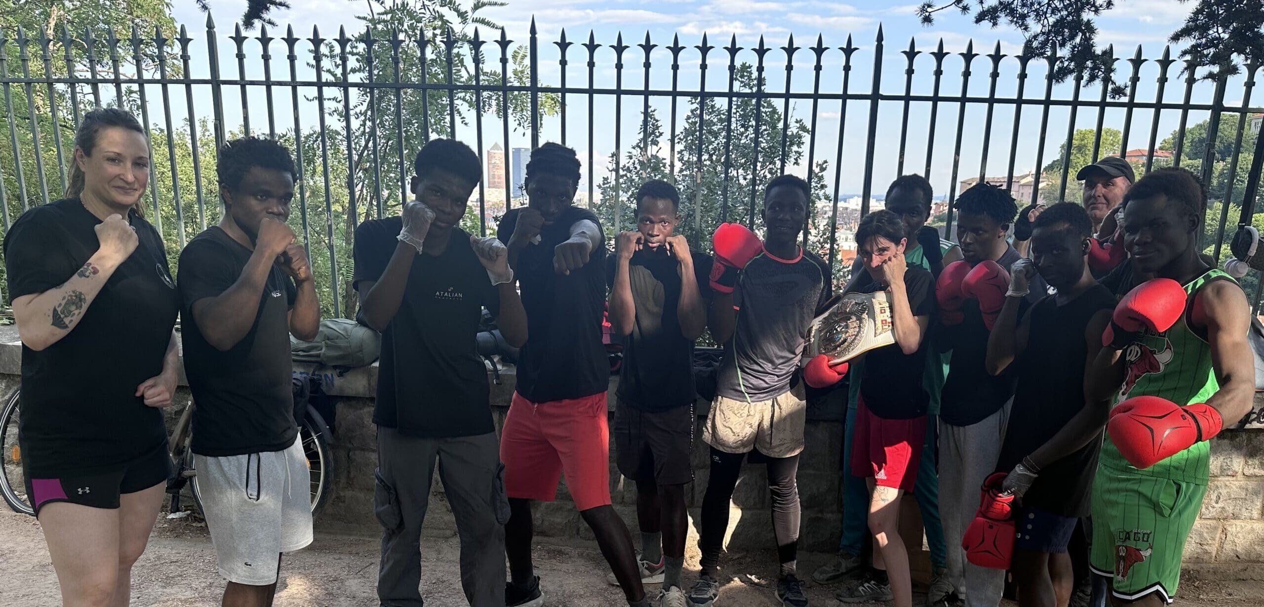 You are currently viewing Lyon : La Boxe populaire Croix-Rousse salue l’action du père Mouterde en faveur des mineurs non accompagnés