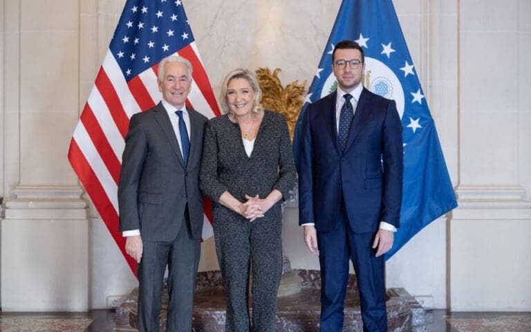 Lire la suite à propos de l’article Marine Le Pen et Jordan Bardella : reçus par l’ambassadeur américain à Paris, un signal diplomatique scruté