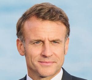 Lire la suite à propos de l’article Pas-de-Calais : Macron limoge le préfet après une visite perturbée et un trajet sous la pluie