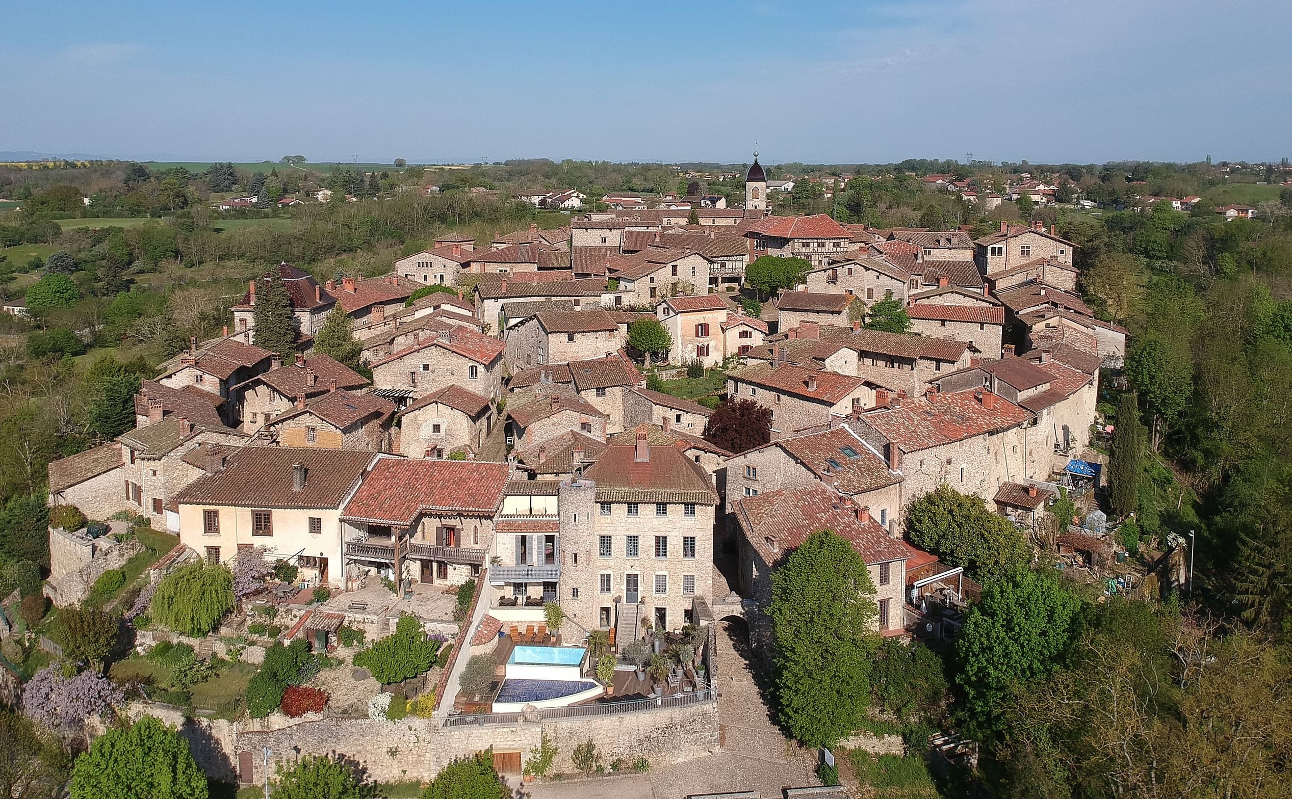You are currently viewing Pérouges : la Ministre de la Justice américaine Pam Bondi en visite privée très sécurisée