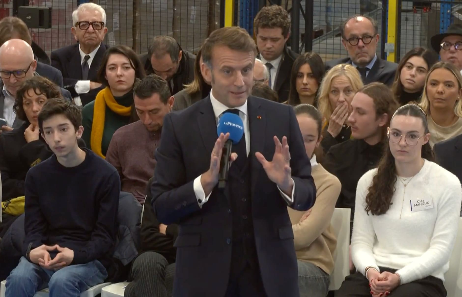 You are currently viewing Réseaux sociaux : Emmanuel Macron face aux lecteurs de La Provence alerte encore sur la démocratie, la jeunesse et les ingérences