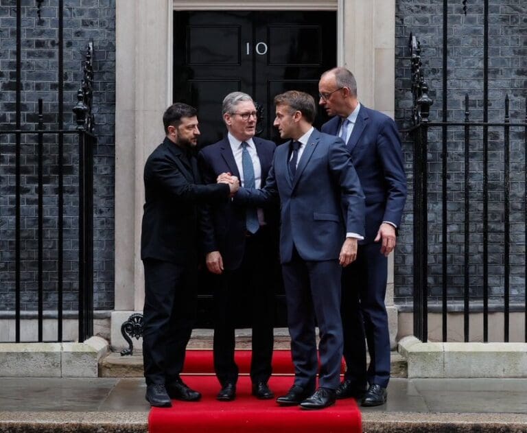 Lire la suite à propos de l’article Sanctions occidentales : Macron salue l’affaiblissement de l’économie russe, dont la croissance pourrait être divisée par huit en 2025