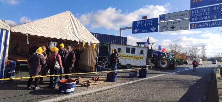 Lire la suite à propos de l’article Blocage de la M7 : les agriculteurs durcissent le mouvement et réclament un soutien concret de l’État