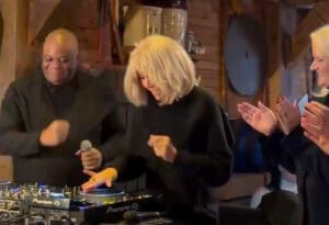 Lire la suite à propos de l’article Brigitte Macron à Disneyland : la vidéo aux platines qui déclenche un malaise en pleine crise sociale et agricole