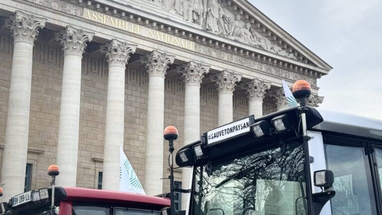 Lire la suite à propos de l’article Colère agricole : Plus de 350 tracteurs à Paris pour exiger des actes immédiats, le gouvernement sous pression