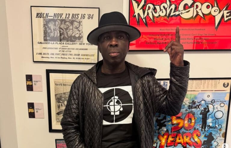 Lire la suite à propos de l’article Damien “E-Love” Matthias : mort à 58 ans de l’architecte de l’ombre du hip-hop et du mythe Public Enemy