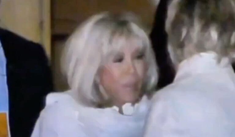 Lire la suite à propos de l’article Fashion week : Brigitte Macron copieusement huée à la sortie du défilé Louis Vuitton