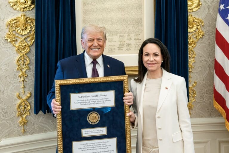 Lire la suite à propos de l’article Géopolitique : María Corina Machado offre son Nobel de la paix à Donald Trump et embarrasse la Norvège