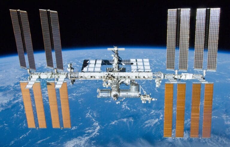 Lire la suite à propos de l’article ISS : la Nasa envisage un retour d’urgence inédit après une alerte médicale en orbite