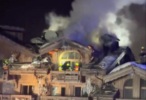 Lire la suite à propos de l’article Courchevel : incendie à l’hôtel Les Grandes Alpes, le risque de propagation persiste