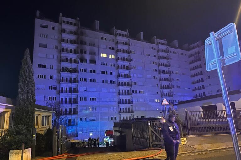 Lire la suite à propos de l’article Incendie dans un immeuble de la Croix-Rousse à Lyon : une quarantaine de personnes évacuées, une victime blessée