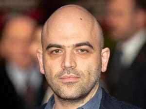 Lire la suite à propos de l’article Incendie de Crans-Montana : Roberto Saviano questionne de possibles liens entre les Moretti, le Constellation et la mafia corse