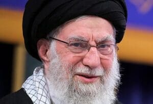 Lire la suite à propos de l’article Iran : Khamenei transféré dans un bunker face à la menace d’une attaque américaine imminente