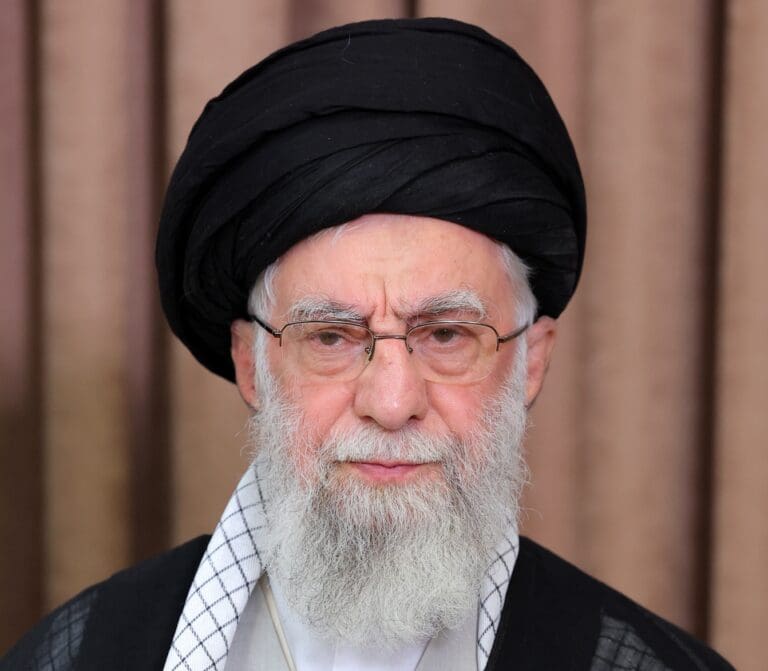 Lire la suite à propos de l’article Iran : un « plan B » prévoirait la fuite d’Ali Khamenei vers Moscou en cas d’effondrement sécuritaire