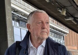 Lire la suite à propos de l’article Lyon : L&rsquo;Arrière cour confirme que Jean-Michel Aulas aurait menti sur son passé de soixante huitard
