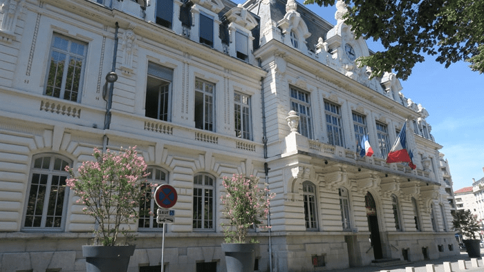 Lire la suite à propos de l’article Lyon : des militants du droit au logement interrompent le conseil du 7e arrondissement