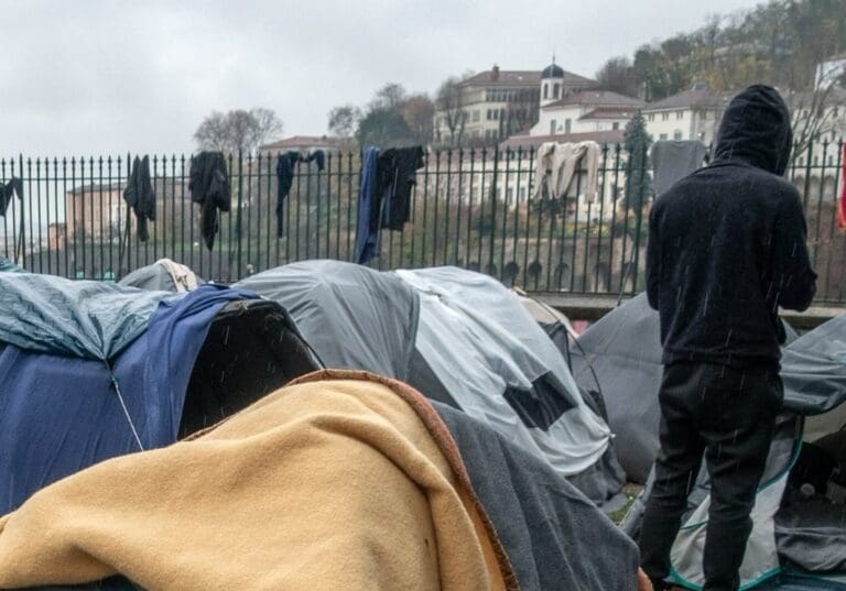 Lire la suite à propos de l’article Lyon : des mineurs isolés refoulés du plan grand froid, le Collectif soutiens/migrants Croix-Rousse lance l’alerte
