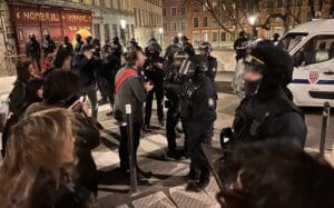 Lire la suite à propos de l’article Lyon : le Collectif soutiens/migrants Croix Rousse dénonce « une journée de la honte » après la remise à la rue d&rsquo;une centaine de mineurs en recours