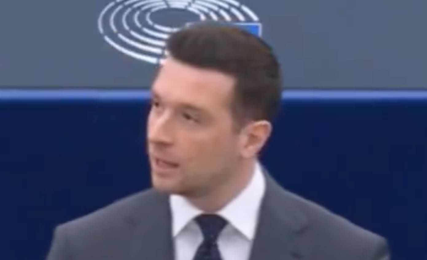 You are currently viewing Menaces de Trump : Jordan Bardella dénonce la « soumission » et appelle l’Union européenne à une riposte ferme