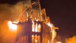 Lire la suite à propos de l’article Nouvel An sous tension aux Pays-Bas : une église ravagée par un incendie et une vague de violences