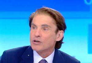 Lire la suite à propos de l’article OQTF : la justice saisie après des propos d’Arno Klarsfeld évoquant des « rafles »