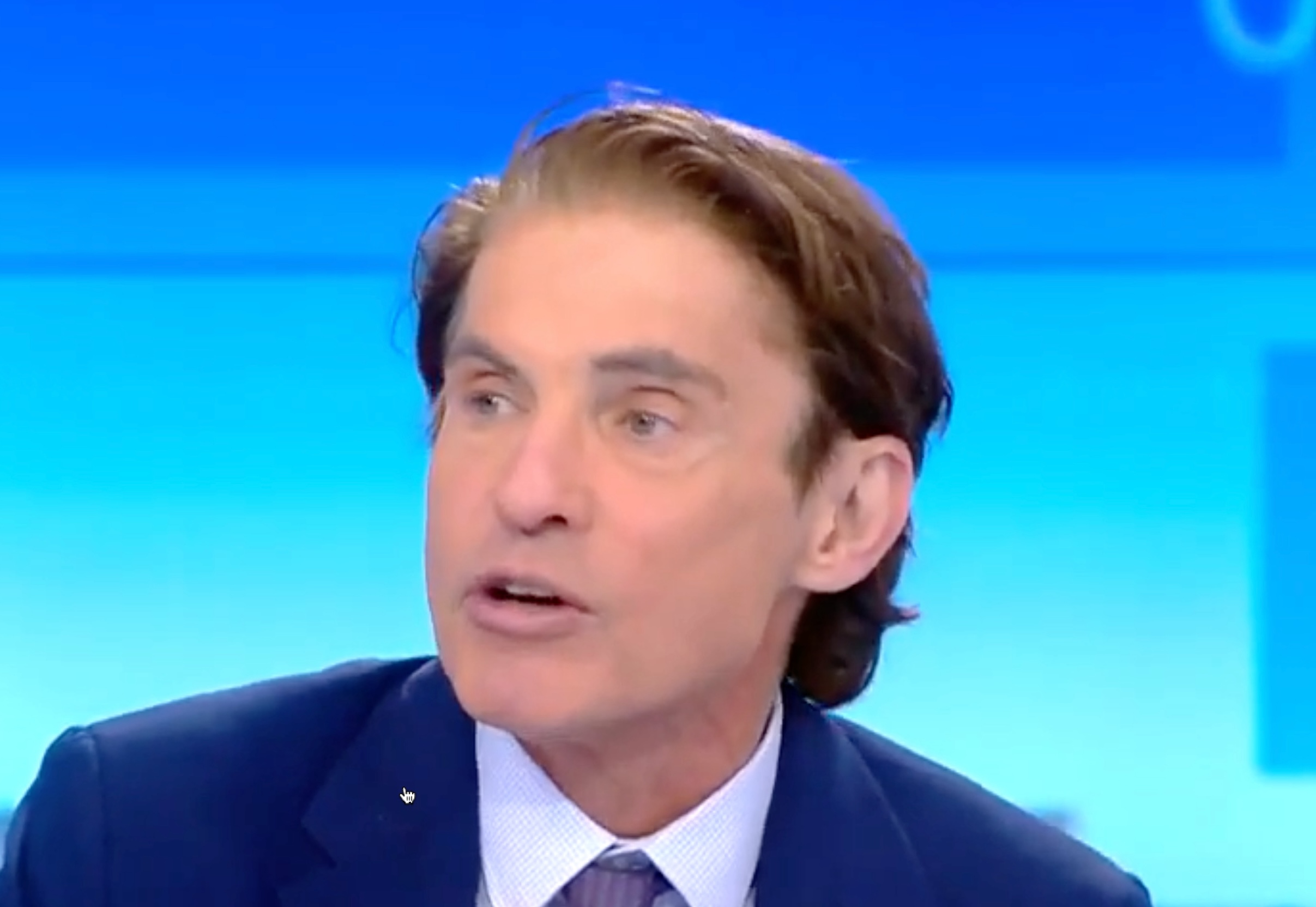 You are currently viewing OQTF : la justice saisie après des propos d’Arno Klarsfeld évoquant des « rafles »