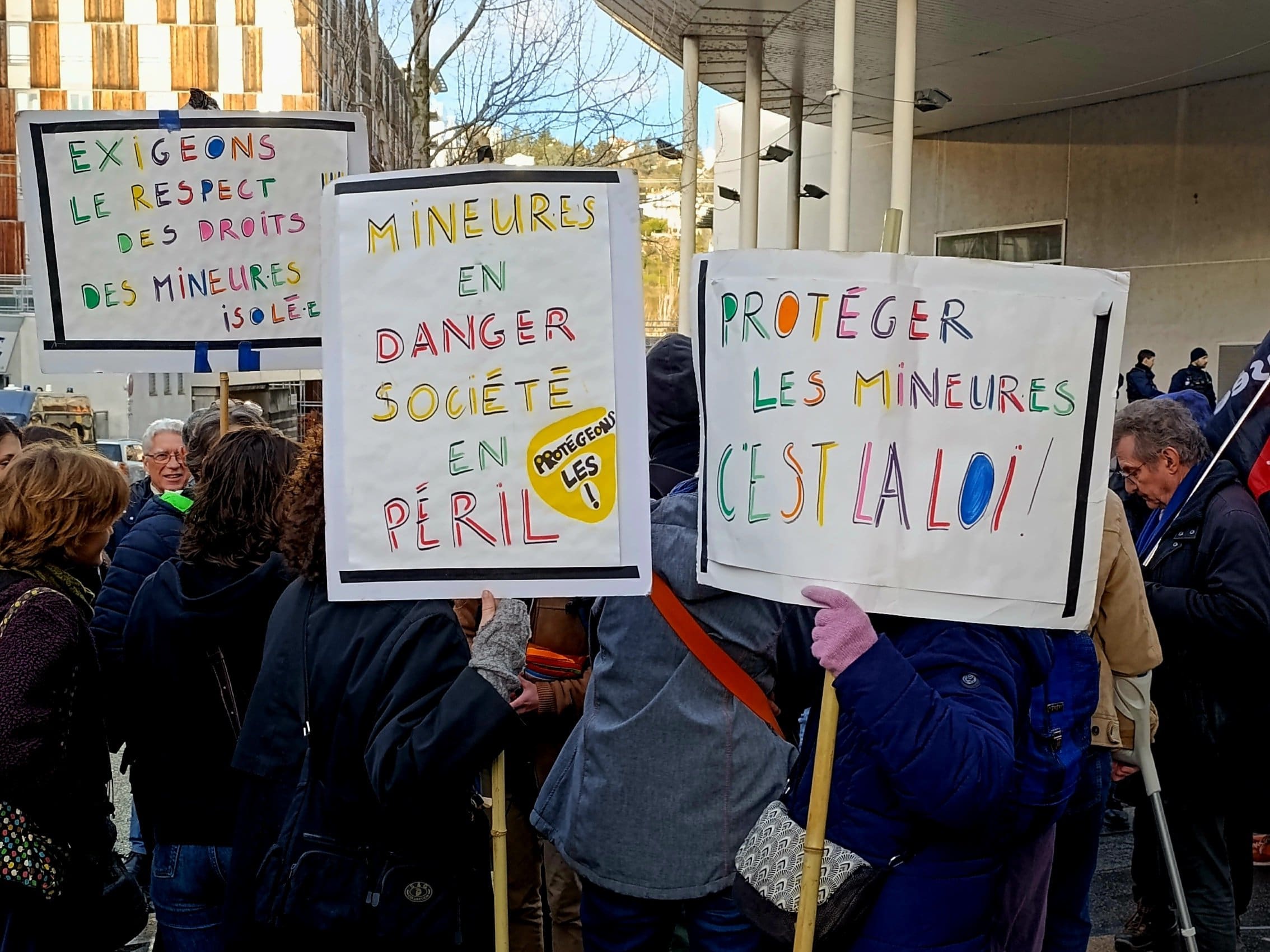 You are currently viewing Plan Grand Froid : après l’évacuation du gymnase Chanfray, les associations appellent à une mobilisation à Lyon