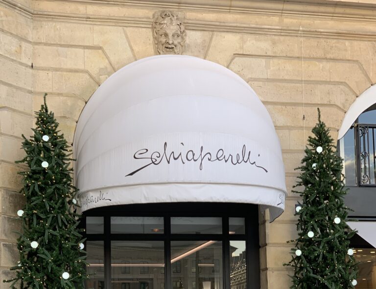 Lire la suite à propos de l’article Schiaparelli : histoire d’une maison de couture passée sous pavillon nazi durant la guerre qui renait de ses cendres