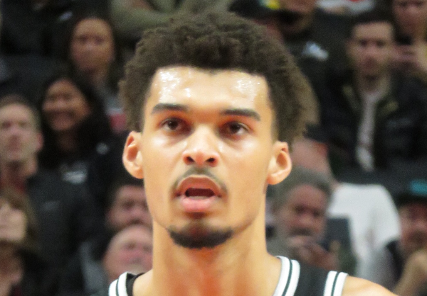 You are currently viewing Victor Wembanyama : « Je regarde l’actualité et je suis horrifié », la star NBA réagit aux meurtres attribués à l’ICE