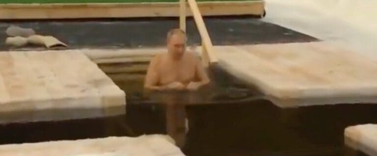 Lire la suite à propos de l’article Vladimir Poutine : le bain glacé de l’Épiphanie orthodoxe entre tradition religieuse et mise en scène politique
