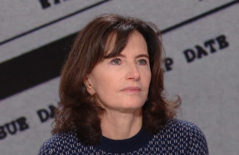 Lire la suite à propos de l’article Affaire Epstein : Caroline Lang sort les rames et livre sa version des faits