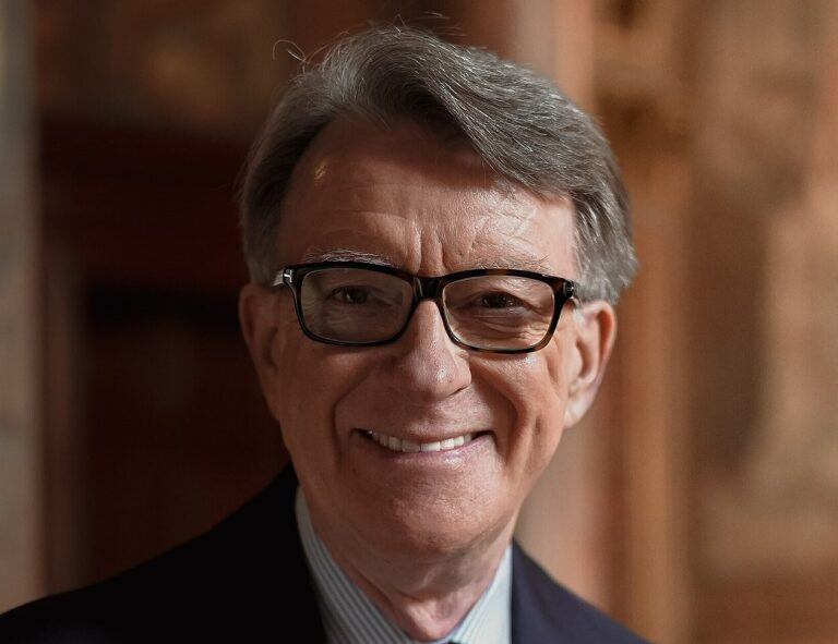 Lire la suite à propos de l’article Affaire Epstein : Peter Mandelson arrêté puis libéré sous caution, le gouvernement Starmer fragilisé