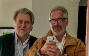 Lire la suite à propos de l’article Affaire Epstein : Steve Bannon préparait un documentaire de réhabilitation le jour même de l’arrestation du financier